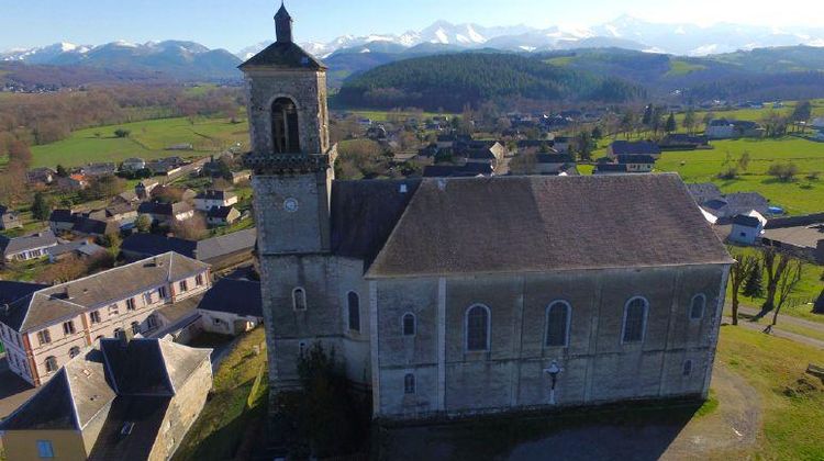 Une vue de l'église de Montgaillard et du panorama qui s'étend jusqu'aux Pyrénées